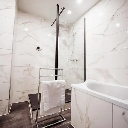 - Centre - Autoroute A 5 Minutes Chez William شقة